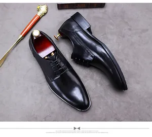 Detail von schwarzen Derby-Schuhen aus Leder mit Brogue-Mustern und edlen Schuhspannern