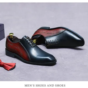 Vista detallada de zapatos Oxford de cuero para hombre con degradado rojo y negro y texto