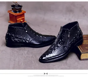 Primer plano de botas de cuero para hombre con textura de patrón de cocodrilo negro pulido