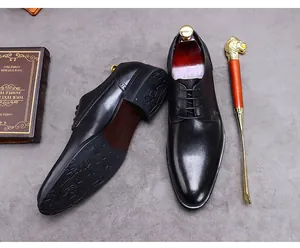 Detailansicht schwarzer Business-Schuhe mit elegantem Löwenkopf-Schuhanzieher