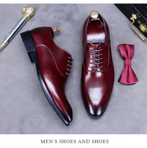 Nahaufnahme bordeauxrote Leder-Oxford-Schuhe mit Seidenfliege und Business-Accessoires