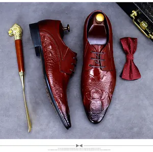 Vue de dessus de chaussures derby en cuir à motif crocodile avec accessoires de luxe