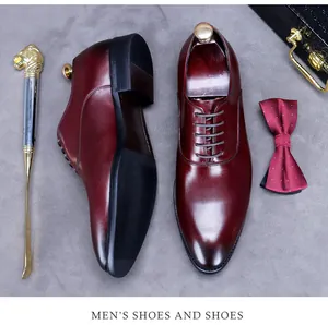 Formelle burgunderfarbene Oxfords mit glänzender Lederstruktur und Business-Accessoires