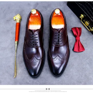 Chaussures richelieus marron foncé avec nœud papillon et accessoires de gentleman