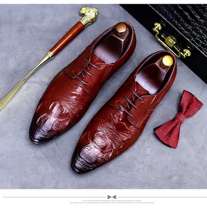 Détail de chaussures habillées en cuir marron à motif crocodile avec embauchoirs en bois
