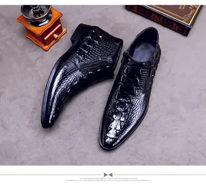 Detalle de botas de cuero negro con patrón de cocodrilo y cremallera lateral de metal