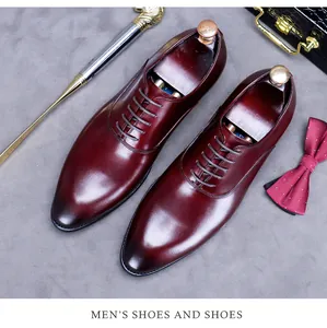 Detail von burgunderroten Oxford-Schuhen aus Leder mit Schnürung und Premium-Schuhspanner