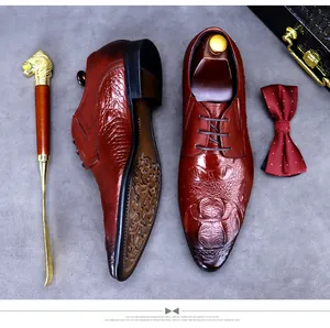Détail de chaussures en cuir crocodile bordeaux avec semelle antidérapante chic