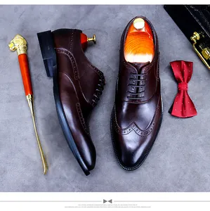 Détail de chaussures richelieus brogue marron foncé avec perforations et lacets cirés