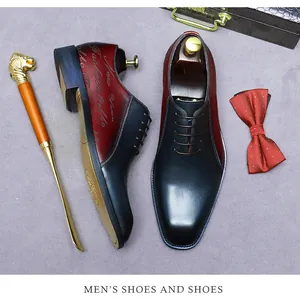 Detalle de zapatos oxford de cuero de lujo con grabado rojo, pajarita y calzador