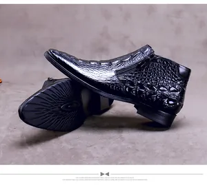 Detalle de bota de cuero con relieve de cocodrilo para hombre con cremallera y suela de goma