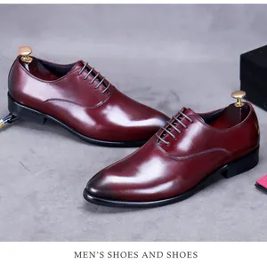 Nahaufnahme von burgunderfarbenem Oxford-Schuh aus echtem Leder mit Schuhspanner aus Holz