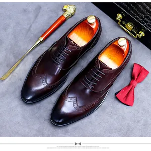 Vue de dessus de chaussures brogues pour hommes avec détails richelieu et accessoires