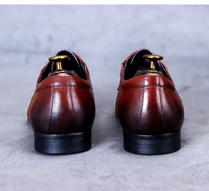 Détails de chaussures en cuir pour hommes avec dégradé brun-rouge et embauchoirs en bois