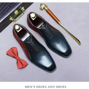 Detalle de zapatos Oxford de cuero degradado rojo y negro con accesorios de caballero