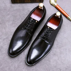Klassische schwarze Leder-Herren-Derbyschuhe für Business mit Schnürung und eleganten Requisiten