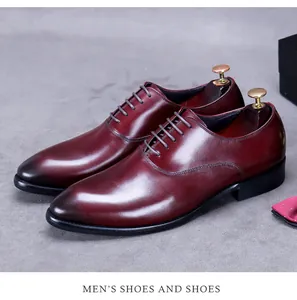 Detail von burgunderroten Oxford-Schuhen aus Leder mit Farbverlauf und Herren-Accessoires