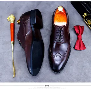 Gros plan de chaussures richelieu en cuir marron avec perforations et accessoires de luxe