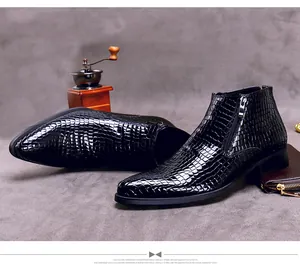 Detailansicht von glänzendem schwarzem Krokoprägung-Leder und Metallreißverschluss am Herrenstiefel