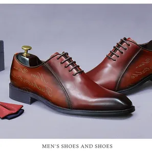 Detalle de zapatos oxford en cuero marrón degradado con letras grabadas a láser