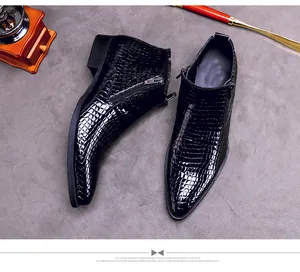 Makroaufnahme von glänzendem Leder mit Krokoprägung an Herren-Business-Stiefeletten