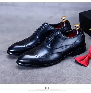 Chaussures richelieu noires classiques avec détails perforés et finition cuir premium