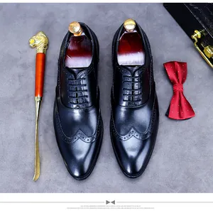 Chaussures richelieus classiques en cuir noir avec bout fleuri et coutures décoratives
