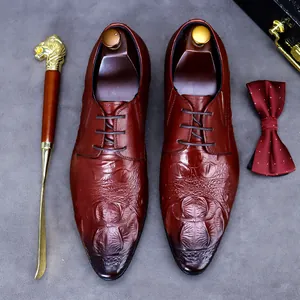 Chaussures richelieu en cuir gaufré crocodile pour hommes en brun foncé de style classique