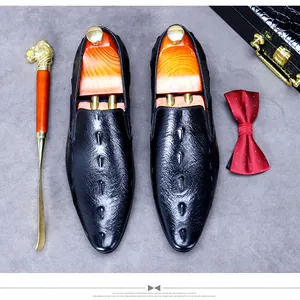Details von schwarzen Leder-Loafers mit Krokoprägung und hochwertigen Schuhspannern