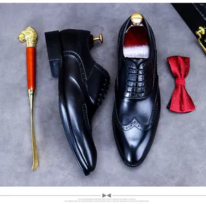 Vue de dessus de chaussures Richelieu noires avec accessoires de luxe et détails fleuris