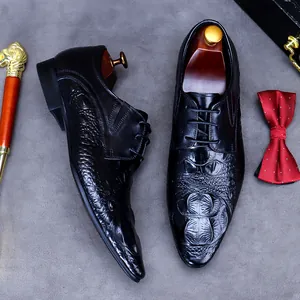 Chaussures derby noires pour hommes avec texture crocodile et finition cuir pour costume chic