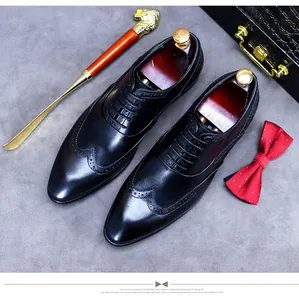 Chaussures richelieu noires pour homme avec chausse-pied lion et nœud papillon dans un coffret