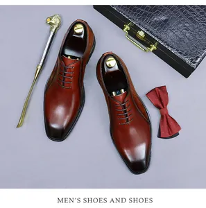 Primer plano de zapatos oxford marrones con accesorios de vestir y calzador