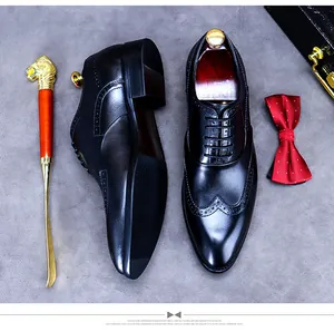 Vue détaillée de chaussures Brogue noires avec motifs perforés et embauchoirs en bois