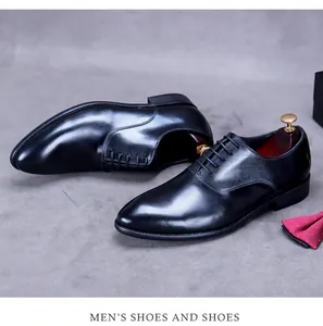 Detailansicht klassischer schwarzer Leder-Oxfordschuhe mit stilvoller roter Fliege