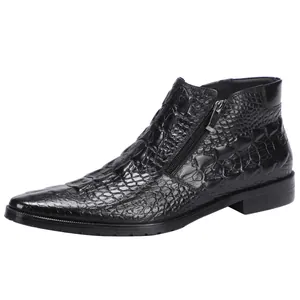 Botas formales de hombre en cuero negro con textura de cocodrilo y cremallera