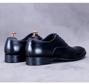Klassische schwarze Oxford-Schuhe aus Leder für Herren mit eleganten Schuhspannern aus Holz