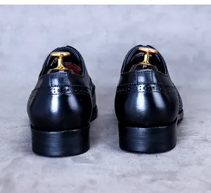 Détail du talon de chaussure richelieu avec perforations et embauchoir en bois inséré