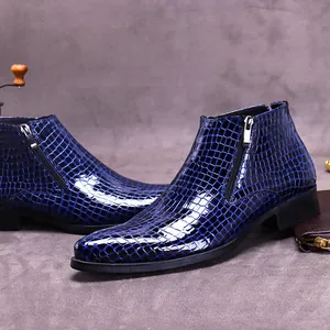 Herren Stiefeletten aus blauem Leder mit Krokodilprägung, spitzer Kappe und Reißverschluss