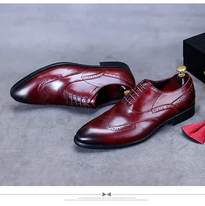 Détails macro des chaussures richelieu bordeaux avec motifs classiques en cuir perforé