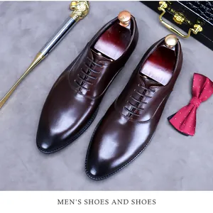 Nahaufnahme brauner Oxford-Schuhe aus Leder mit hochwertigen Business-Accessoires