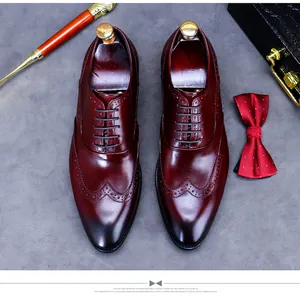 Vue à plat de chaussures richelieu bordeaux avec accessoires business élégants