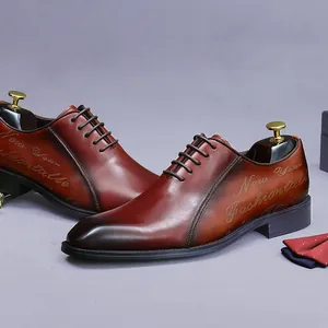 Zapatos Oxford de negocios para hombre en cuero marrón degradado con letras decorativas