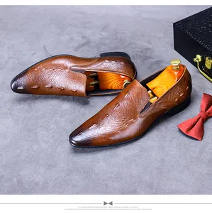 Detail von Herren Business-Schuhen aus braunem Leder mit Krokoprägung und einer Fliege