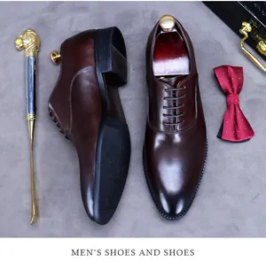 Dunkelbraune Leder-Oxfords mit Farbverlauf, roter Fliege und luxuriösem Schuhanzieher