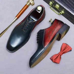 Zapatos Oxford para hombre en cuero pulido con degradado burdeos y letras laterales elegantes