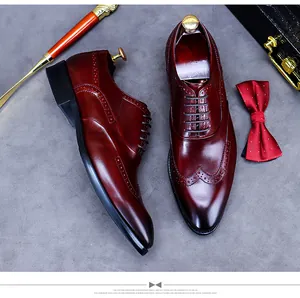 Détail de chaussures Richelieu en cuir bordeaux avec perforations élégantes et lacets