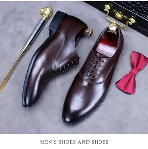 Klassische braune Leder-Oxfordschuhe für Herren mit Business-Accessoires präsentiert