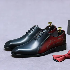 Zapatos oxford de cuero para hombre en degradado burdeos con letras en relieve de moda