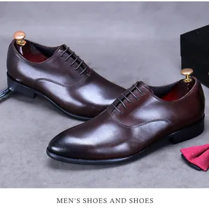 Makroaufnahme von braunen Leder-Oxfords mit Farbverlauf und rotem Fliegen-Set dazu